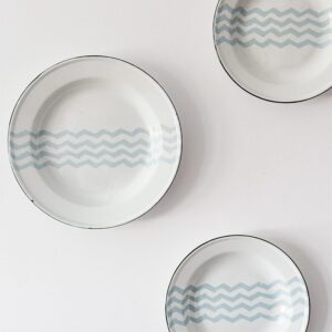 Set de cuatro platos medianos de hierro esmaltado